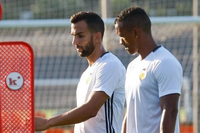 Martín Montoya y Nani en el entrenamiento del Valencia