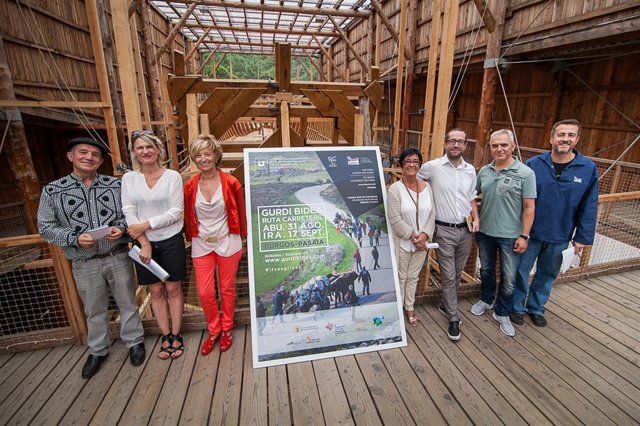 Los representantes junto al cartel de "La Rutal de Carreteril" 