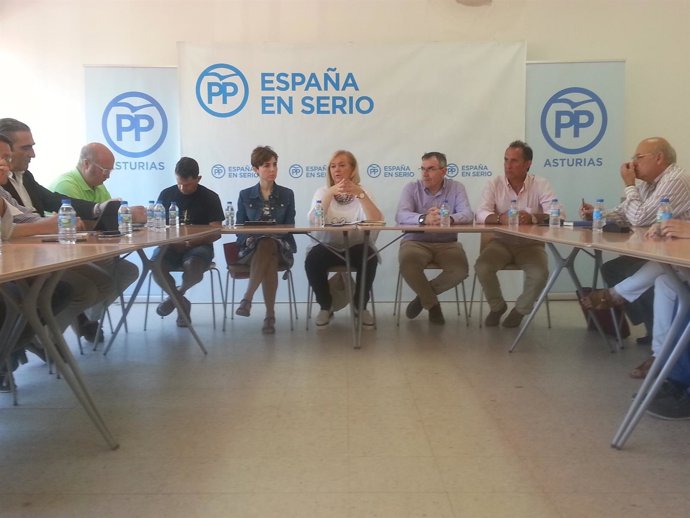 Mercedes Fernández, en el centro