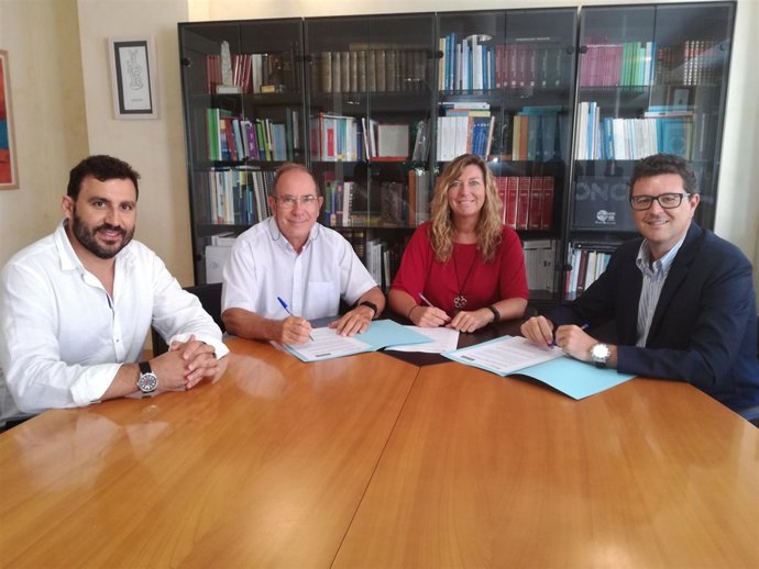 Patricia Gómez y representantes Baleària