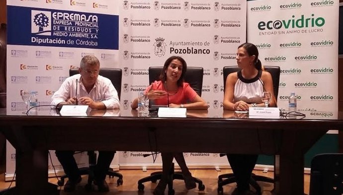 Pozuelo (centro) durante la presentación de la campaña