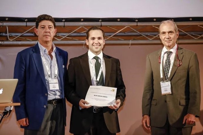 Blas García (centro), tras recibir su reconocimiento