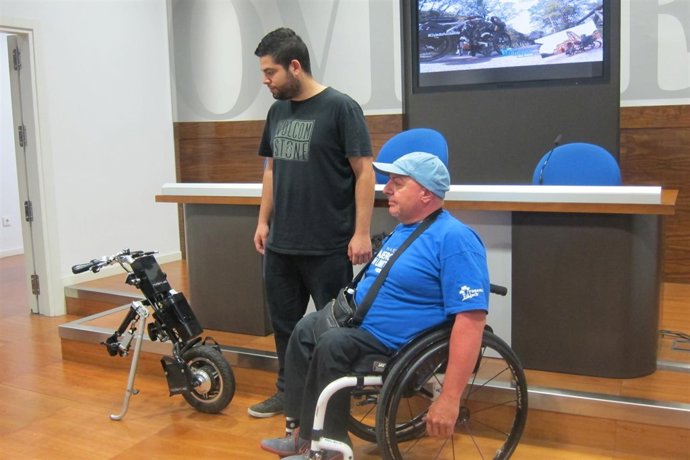 El concejal de Turismo, Ruben Rosón, y el  viajero Miguel Nonay. 