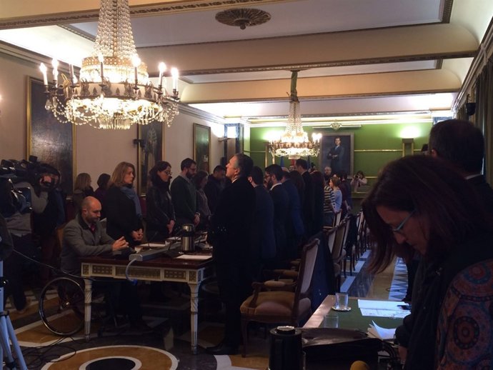 Minuto de silencio en el Ayuntamiento de Oviedo