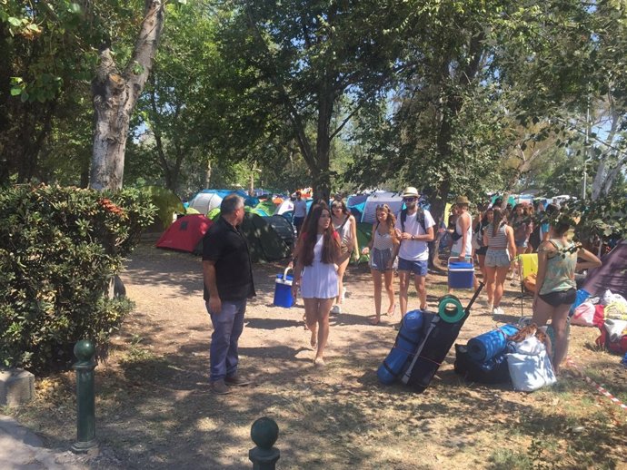Los primeros asistentes llegan al área de acampada del festival