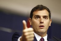 Rivera pide a Rajoy investidura en agosto y a Sánchez que negocie la abstención del PSOE