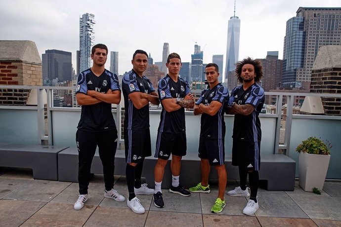 Morata, Navas, James, Lucas Vázquez y Marcelo con la tercera camiseta del Madrid