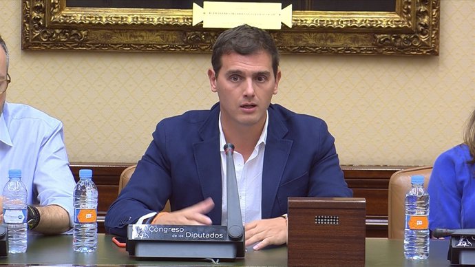Rivera le pide a Sánchez que negocie y no bloquee el país