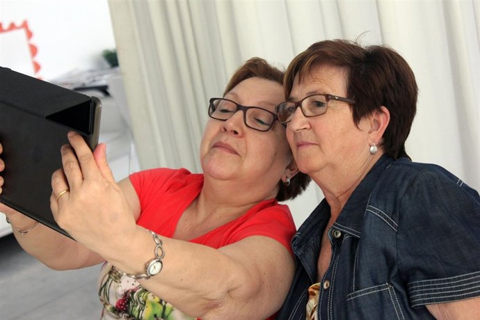 Dos de las participantes en estas clases sobre los smartphones en Huesca