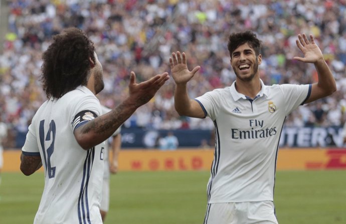 Marcelo y Marco Asensio celebran un gol con el Real Madrid