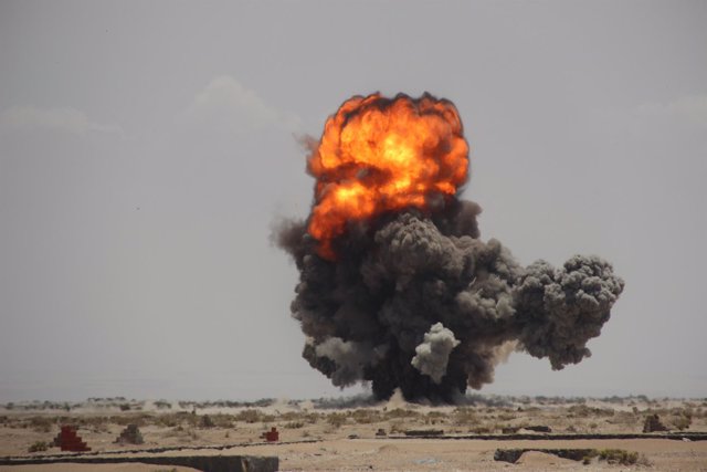 Las fuerzas del Gobierno de Yemen detonan explosivos de forma controlada