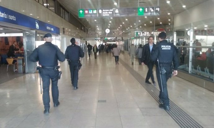 Los Mossos d'Esquadra patrullan en la estación de Sants de Barcelona