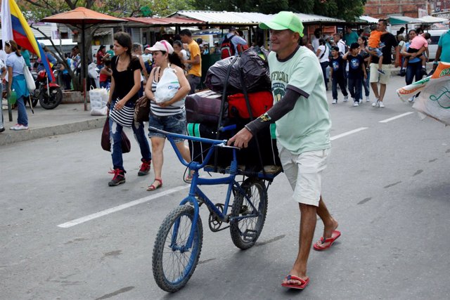 Venezolanos cruzan la frontera con Colombia para realizar compras