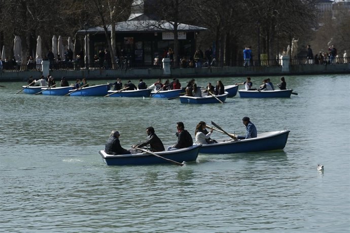 Parque de El Retiro, barca , barcas, gente en barcas, persona, personas