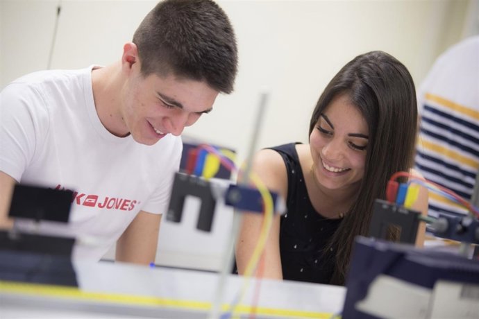 Dos estudiantes durante las prácticas de Física