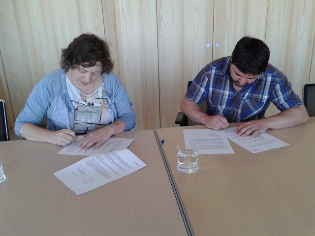 La consejera Elizalde firma el texto con el alcalde de Adiós, Andrés Pérez