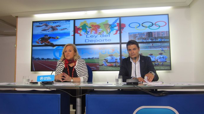 Mercedes Fernández y Pedro de Rueda realizan declaracioens a los medios. 
