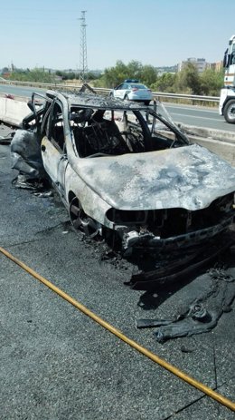 Vehículo incendiado en Camas.