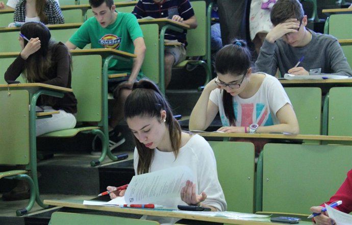 Alumnos en el examen de selectividad