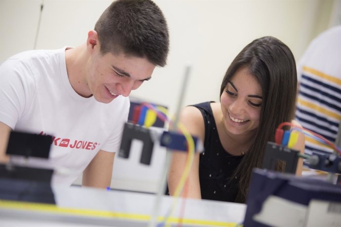 Dos estudiantes durante las prácticas de Física