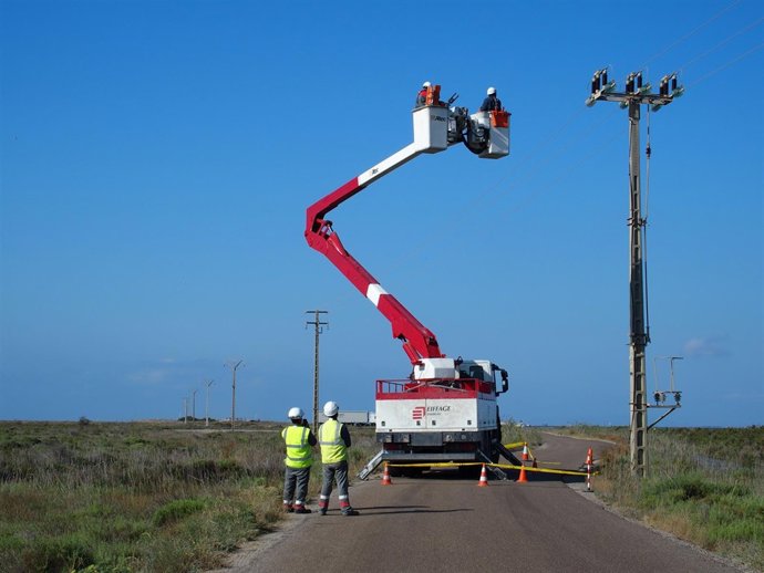 Obras en la línea eléctrica submarina del Trabucador