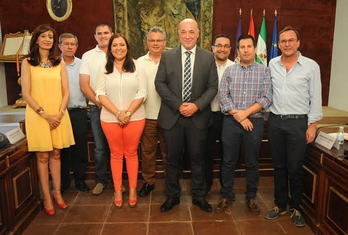 El presidente de la Diputación, Antonio Ruiz, (centro) tras la firma