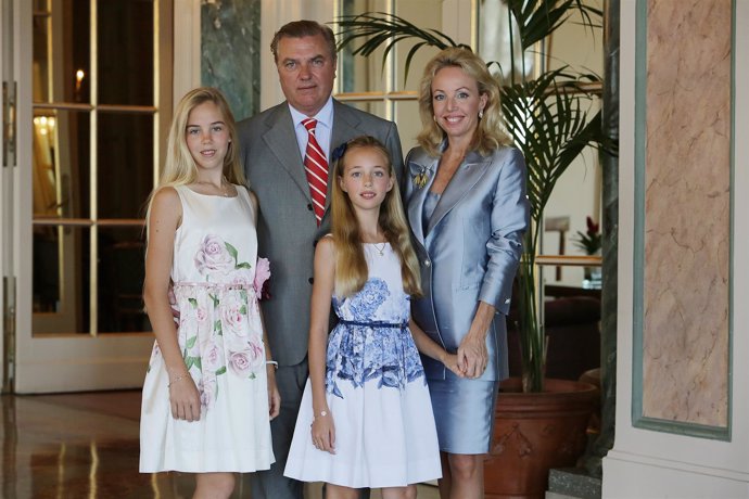 Carlos de Borbón y la Princesa Camilla con sus hijas Carolina y Clara