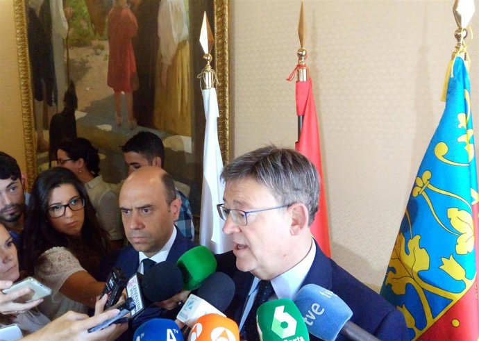 Puig habla a los medios ante el alcalde de Alicante, Gabriel Echávarri