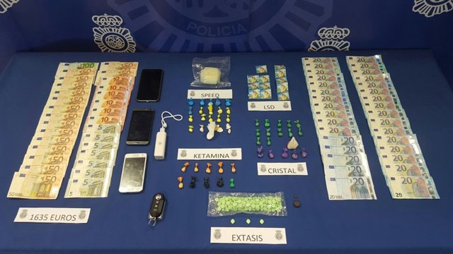 Material ocupado a los tres detenidos. 