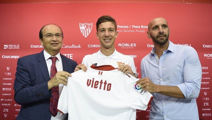 Luciano Vietto, presentado en el Sevillo junto a Castro y Monchi