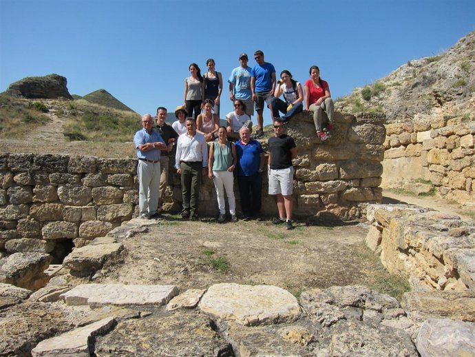 Jóvenes participantes del campo de trabajo en Contrebia Leucade
