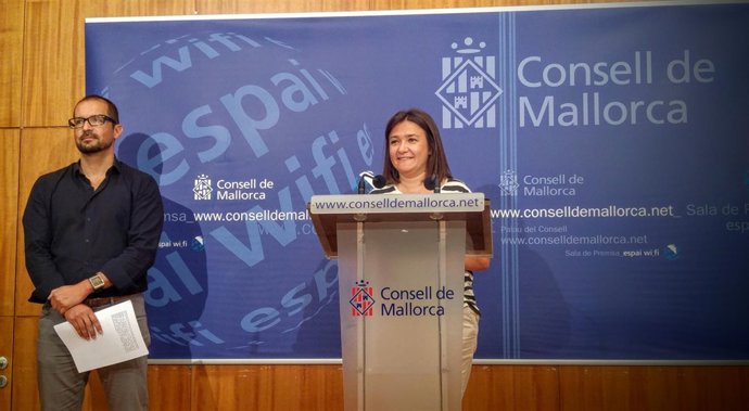 Consellera Mercedes Gariddo con el gerente de ADU Tomeu Tugores