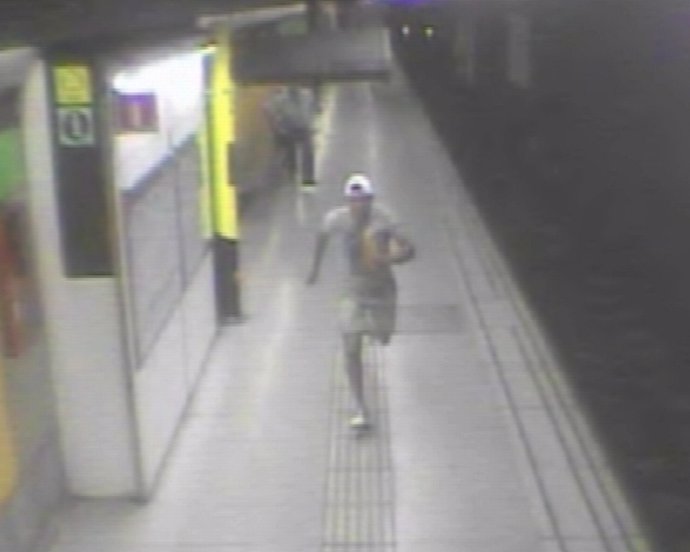 Un ladrón escapa en el Metro tras robar una cadena de un tirón