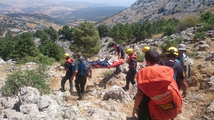 Bomberos en rescate en la sierra de Grazalema