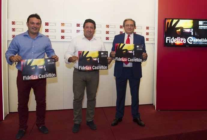 Javier Moliner (centro) promociona la tarjeta Fideliza Castellón 