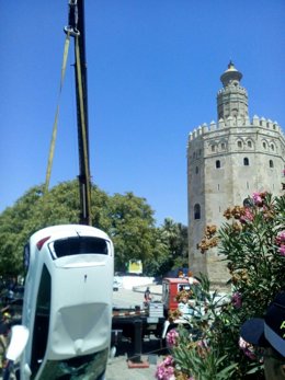 Imagen del vehículo tras ser rescatado del río.