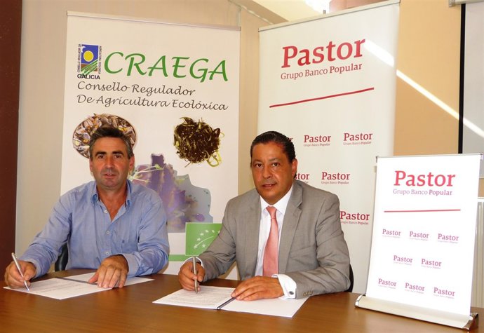 El Banco Pastor y el Craega durante la firma del convenio
