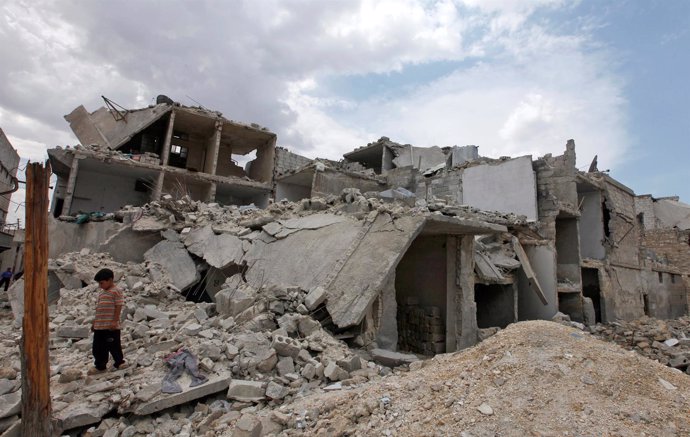 Restos de edificios tras un ataque aéreo en Alepo