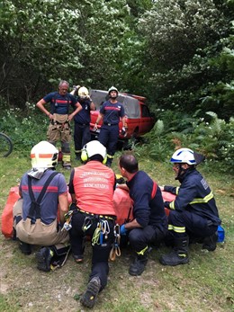 Equipo de rescate en el valle de Villaverde asisten al ciclista accidentado