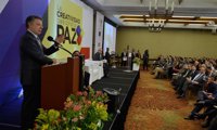 Santos responde que aunque "la paz no es perfecta" es "mejor que la guerra"