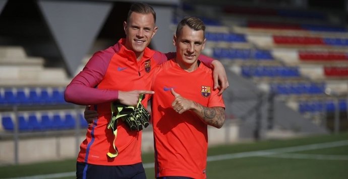 Ter Stegen y Digne en el entrenamiento del Barcelona