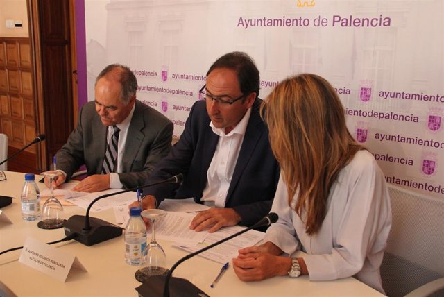 Alfonso Polanco, en la firma del convenio. 