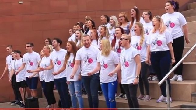 Un hombre regala 'Just the way you are' a su mujer con esclerosis 