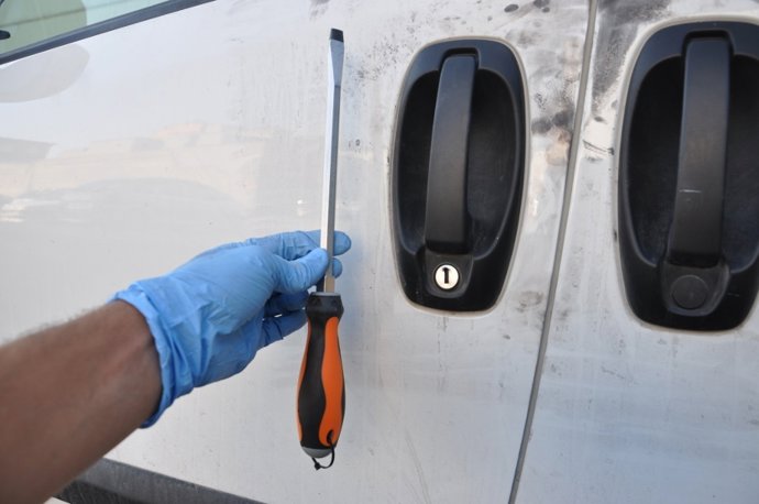 Robos en vehículos con destornillador