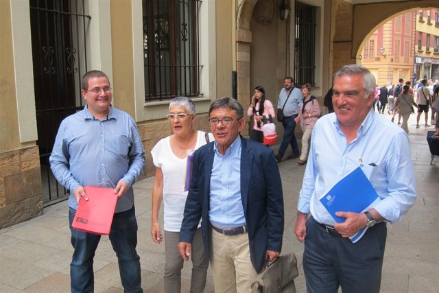 Sánchez RAmos con algunos miembros de la junta de Gobierno de la SOF