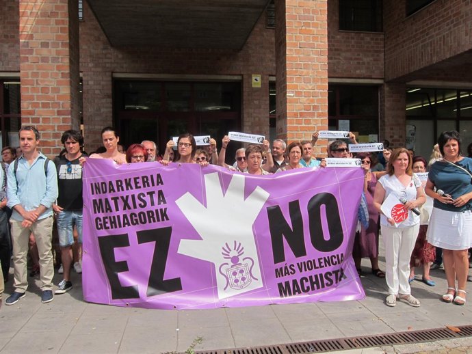 Vecinos y representantes políticos durante la concentración en Barañáin 