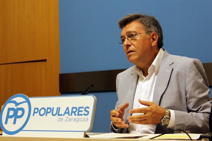 El concejal del PP, José Ignacio Senao, hoy en rueda de prensa en  Ayuntamiento