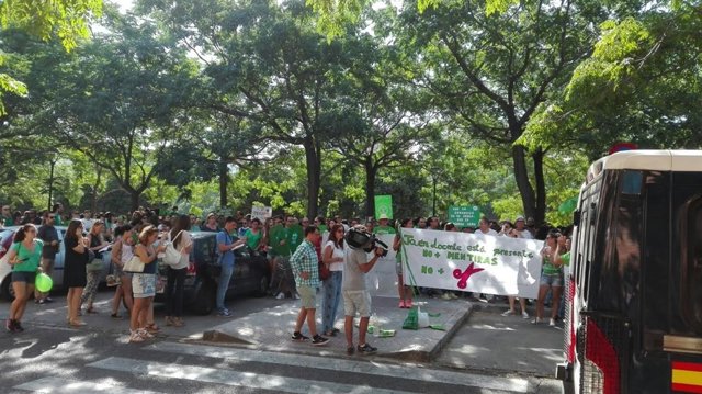 Concentración de interinos por los "recortes" de la Junta en Educación. 