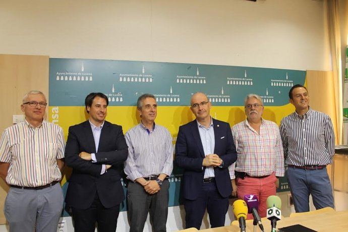 Carmona y Pérez (centro) durante la presentación