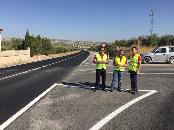Valdivielso (c) visita las obras realizadas en la A-311.